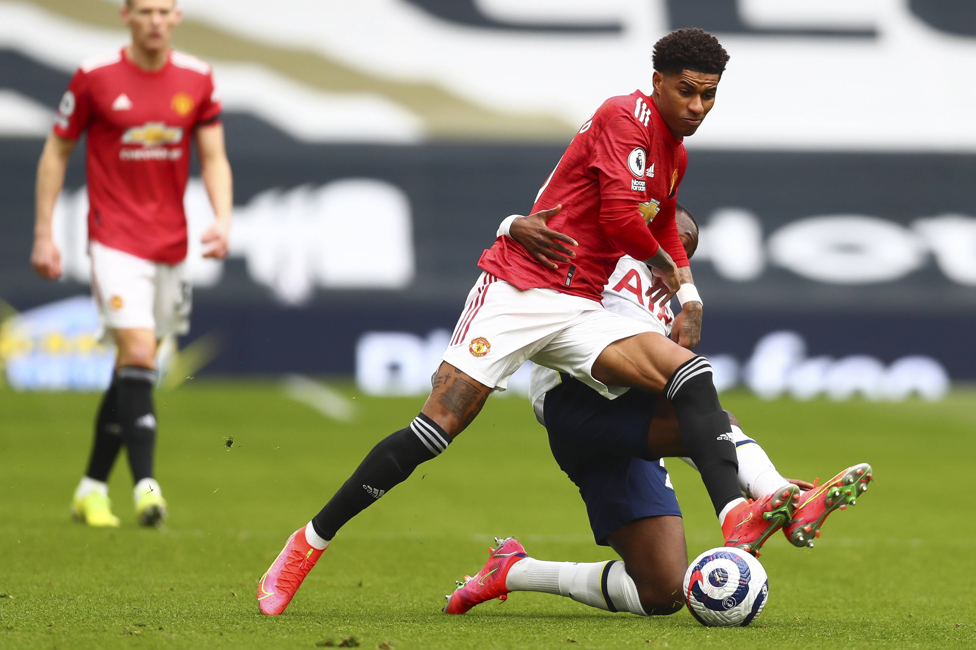 显示出他在 显示出他在